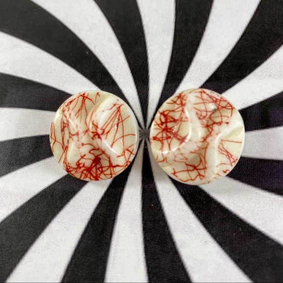 Vintage free form white and red button earrings - Picture 2 of 4